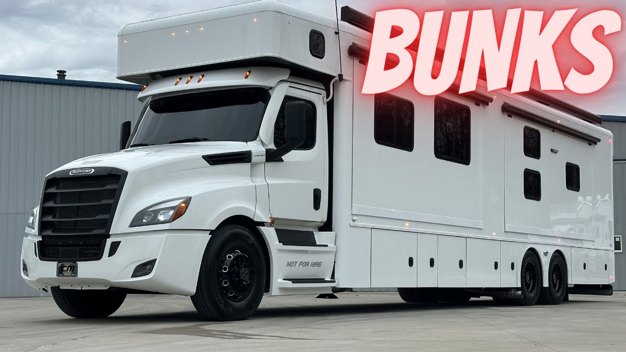LIKE NEW MOTORHOME! 2023 ShowHauler Triple Slide 600HP Bath & 1/2 w/Bunks Sleeps 10! Only 4K Miles