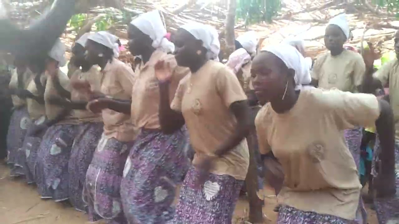 Rétro 2016 avec le pasteur Diamondi et sa chorale à Tiabondou, commune de Liptougou au Burkina Faso.