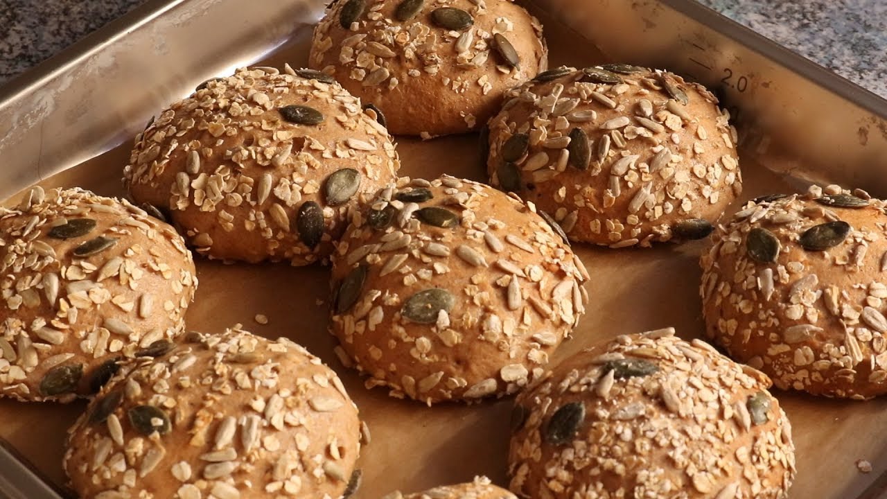 Dinkelvollkornbrötchen mit Körnern