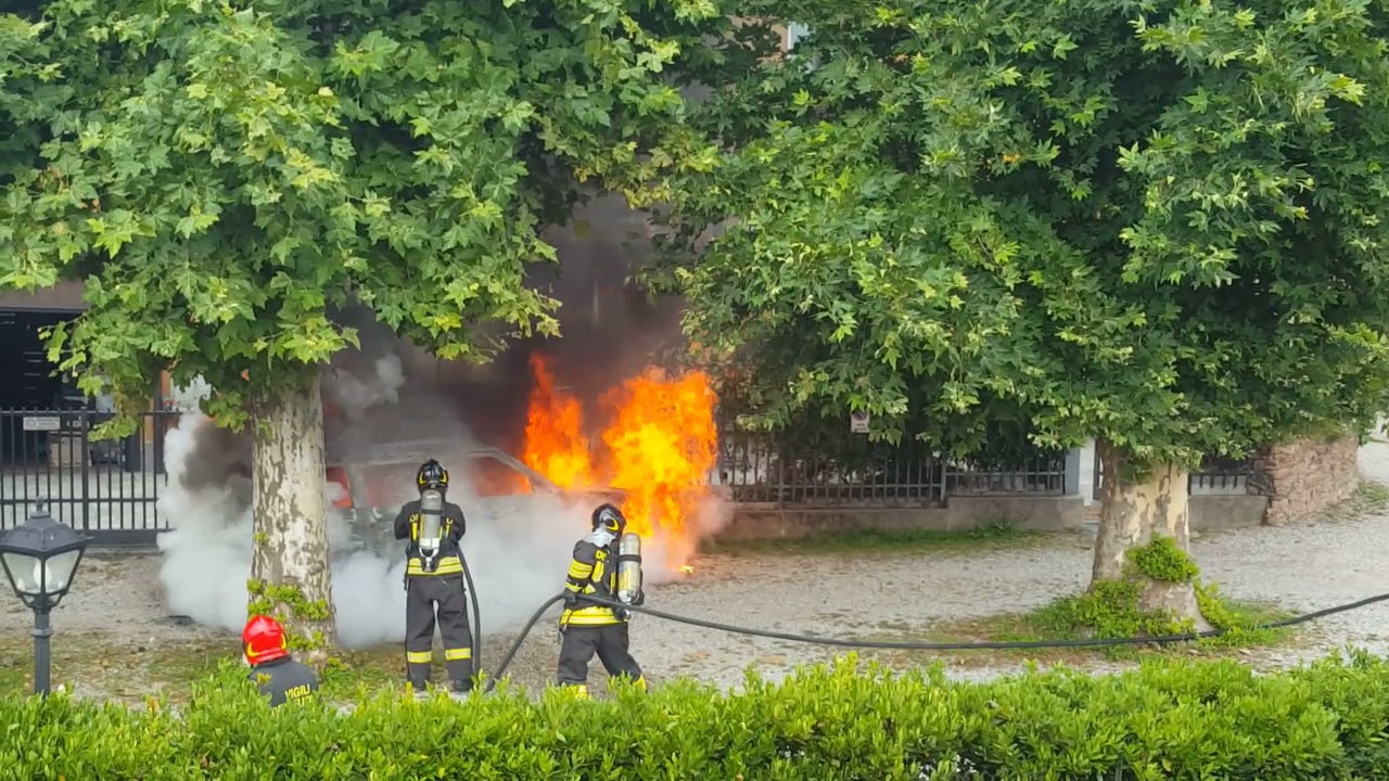 Auto in fiamme a Brinzio, intervengono i Vigili del fuoco