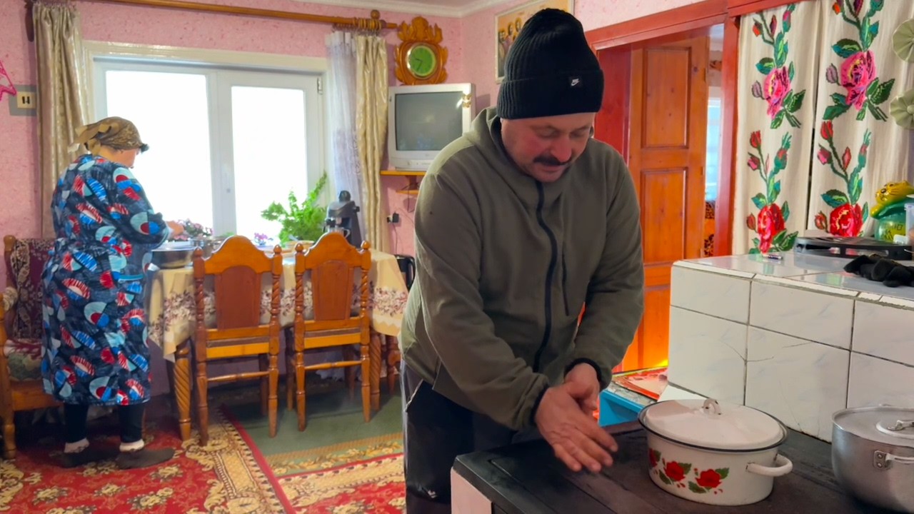 Grandma & Grandpa’s Carpathian Life 🏔️ First Frost, Morning Chores & Cozy Home Cooking ❄️🔥