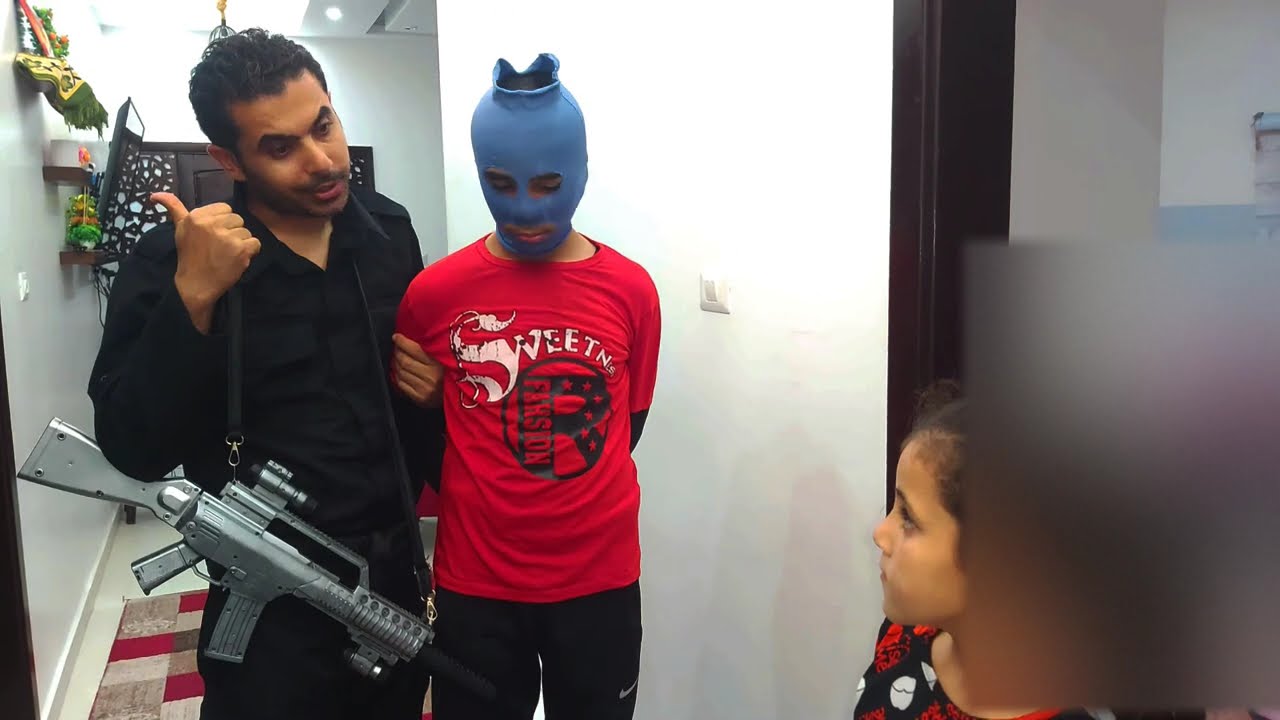 لما بنتك ما تسمع كلامك ويفوت البيت حرامي مجنون وتجي الشرطة 👮