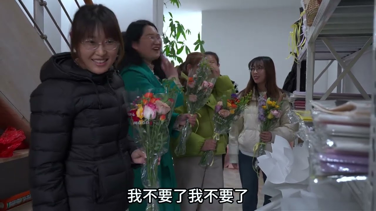 媳妇花店准备试营业，大嫂大姐弟妹们来祝贺，一起选鲜花欢声笑语 #日常vlog #创业 #美食 #鲜花 #女性智慧