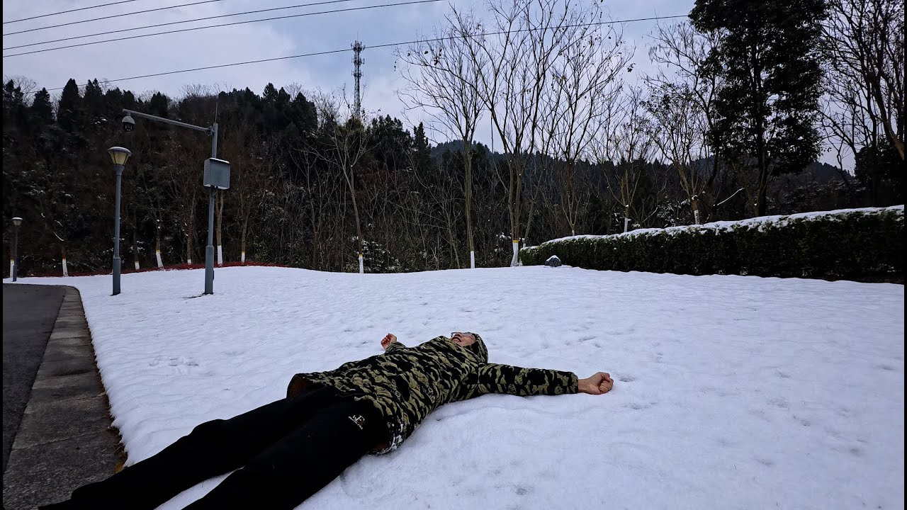 突遇降雪，流浪汉冷得瑟瑟发抖，却仍兴高采烈外出送外卖