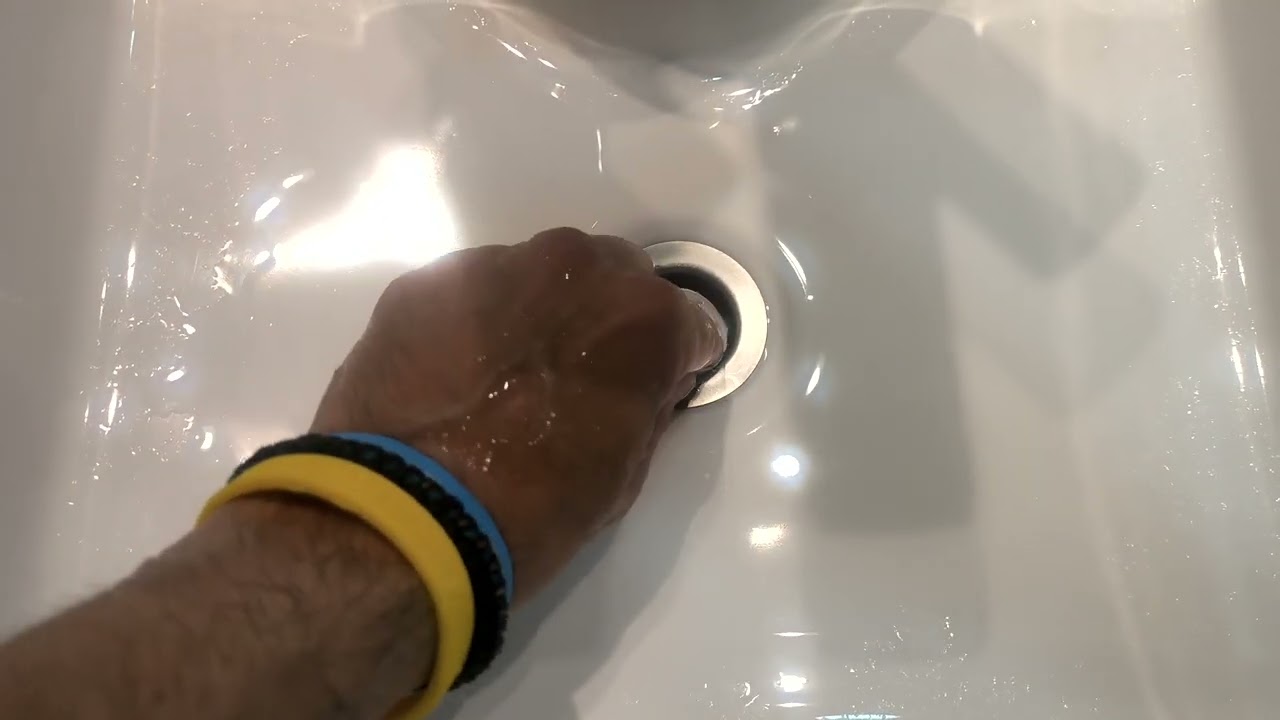 148. Efecto Coriolis en los hemisferios terrestres. Rotación del agua de desagüe. Experimentos.