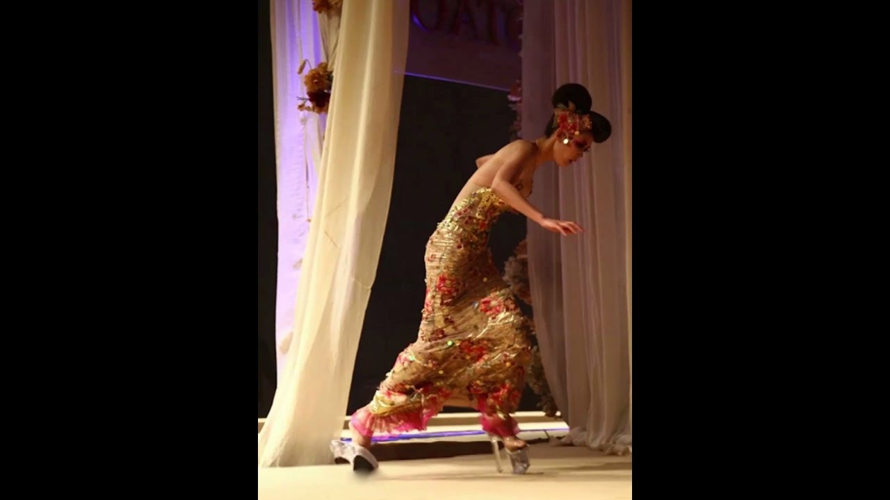 Compilation of models falls on runway during Chinese fashion shows ! 模特尴尬摔倒大合集！