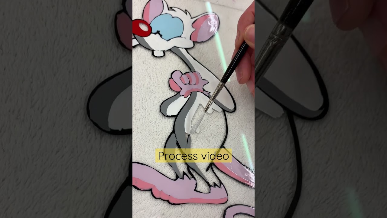Reverse painting on glass - process video #thetallsignwriter #studiolife #handpainted #artistlife 💛
