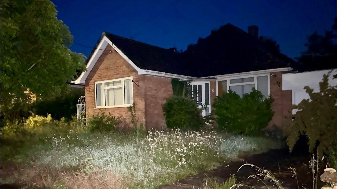Abandoned House Of Elizabeth  She Died Alone And Her Home Is Left Frozen In Time