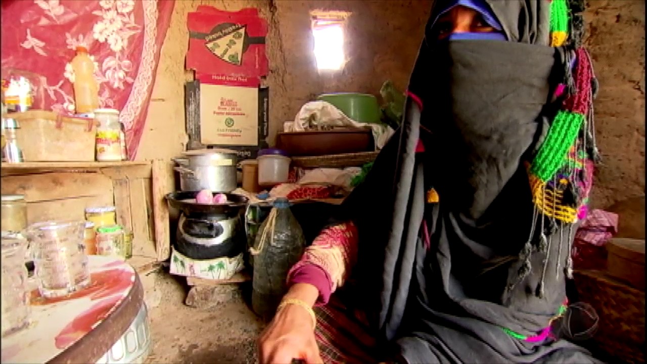 No Marrocos, mulher expulsa de casa pelo marido é obrigada a morar no deserto