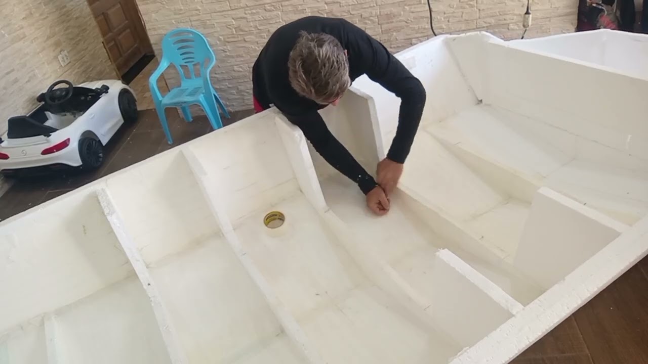 Preparação  barco isopor,  para aplicação da resina .