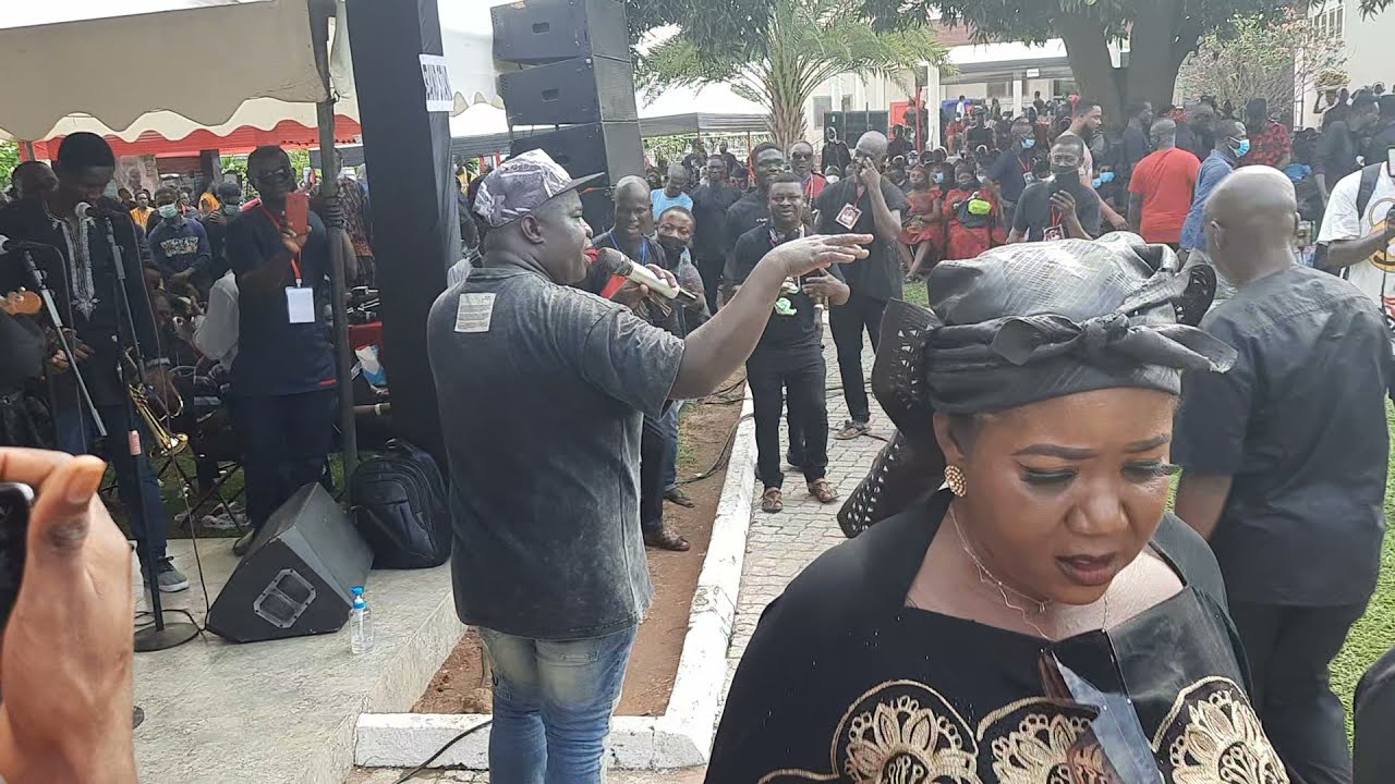 Paa Solo (Sibo brother's) sorrowfully singing Nana Ampadu songs as his last respect_with huge crowd