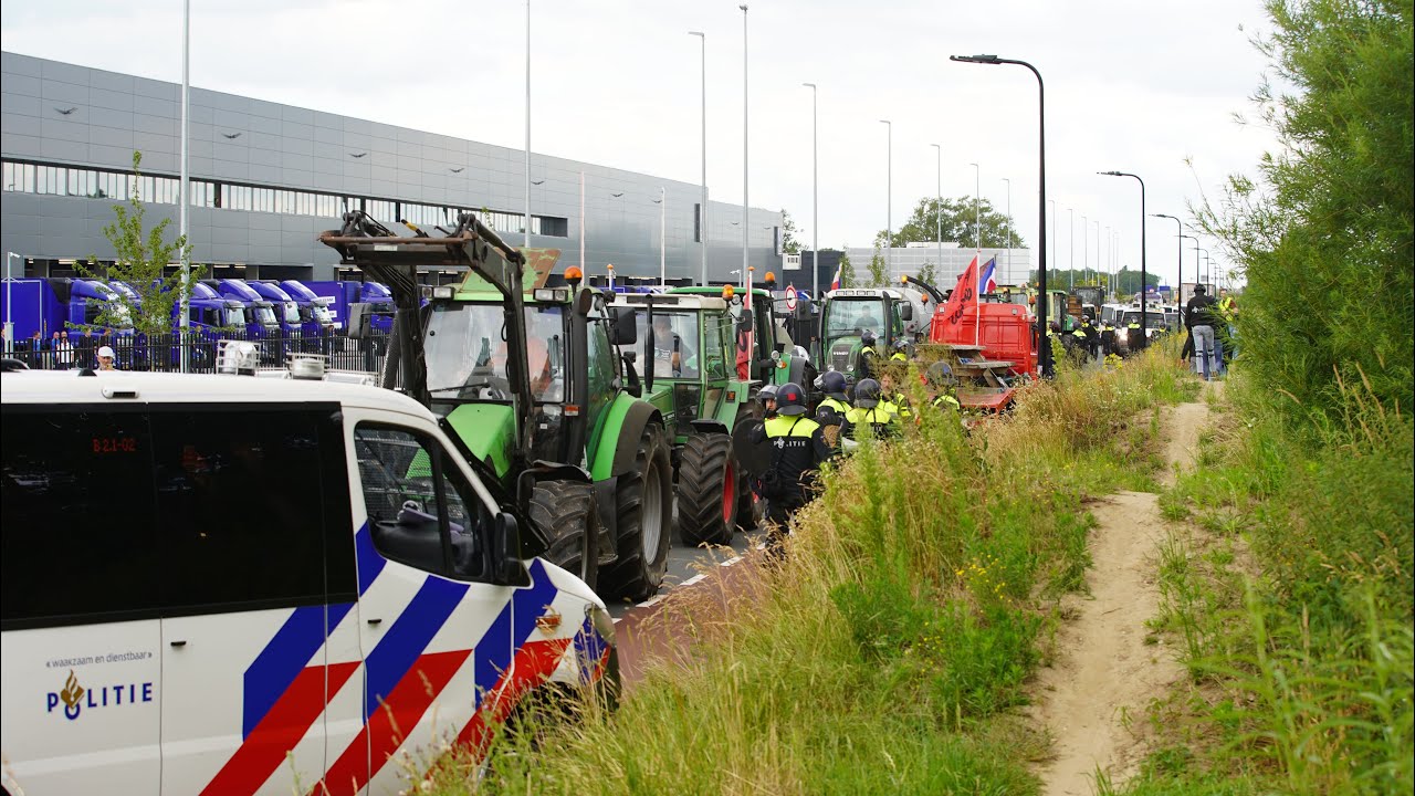 Politie en ME breken blokkade boeren op bij Sligro en Aldi Deventer, 1 persoon aangehouden