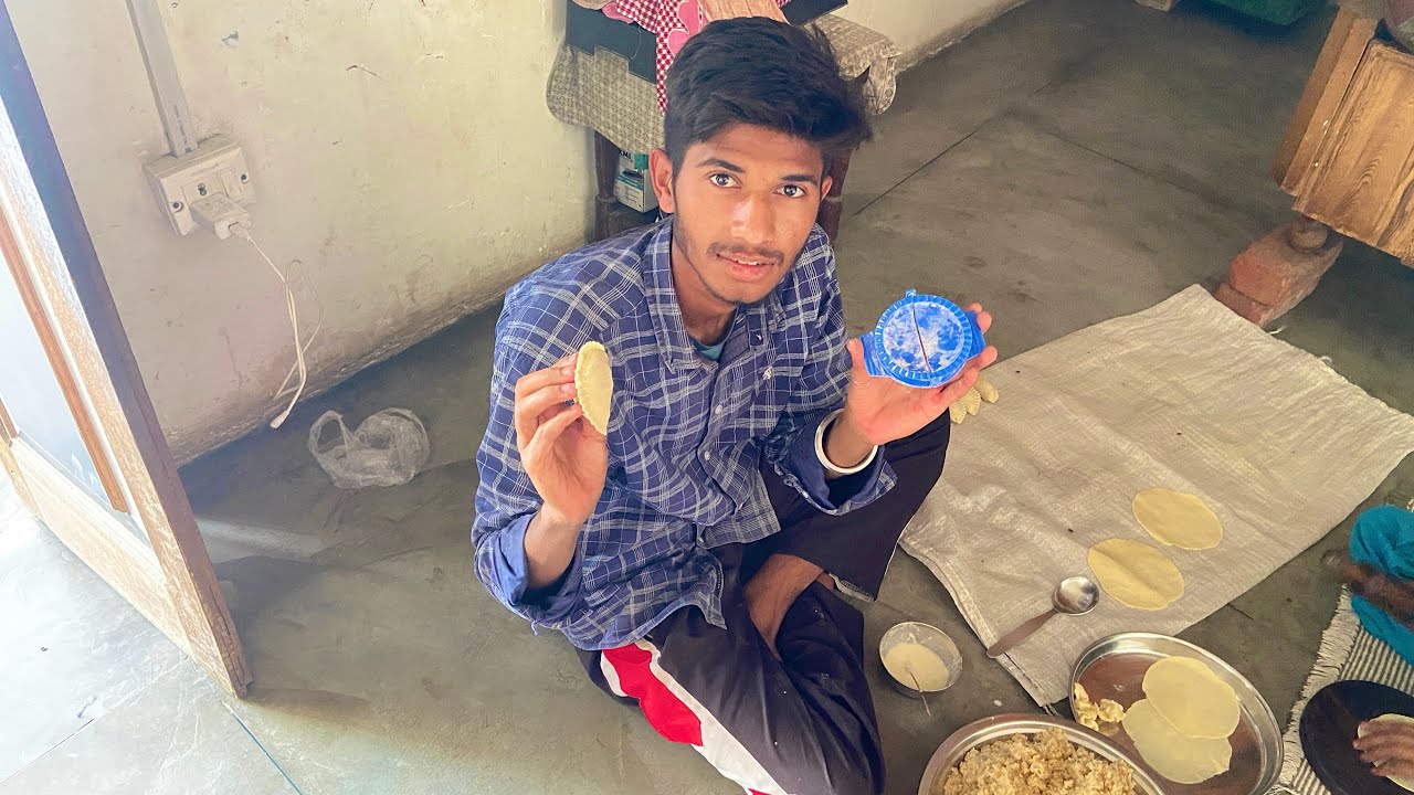 Dekho dosto ham Gujiya bna rhe he 😊