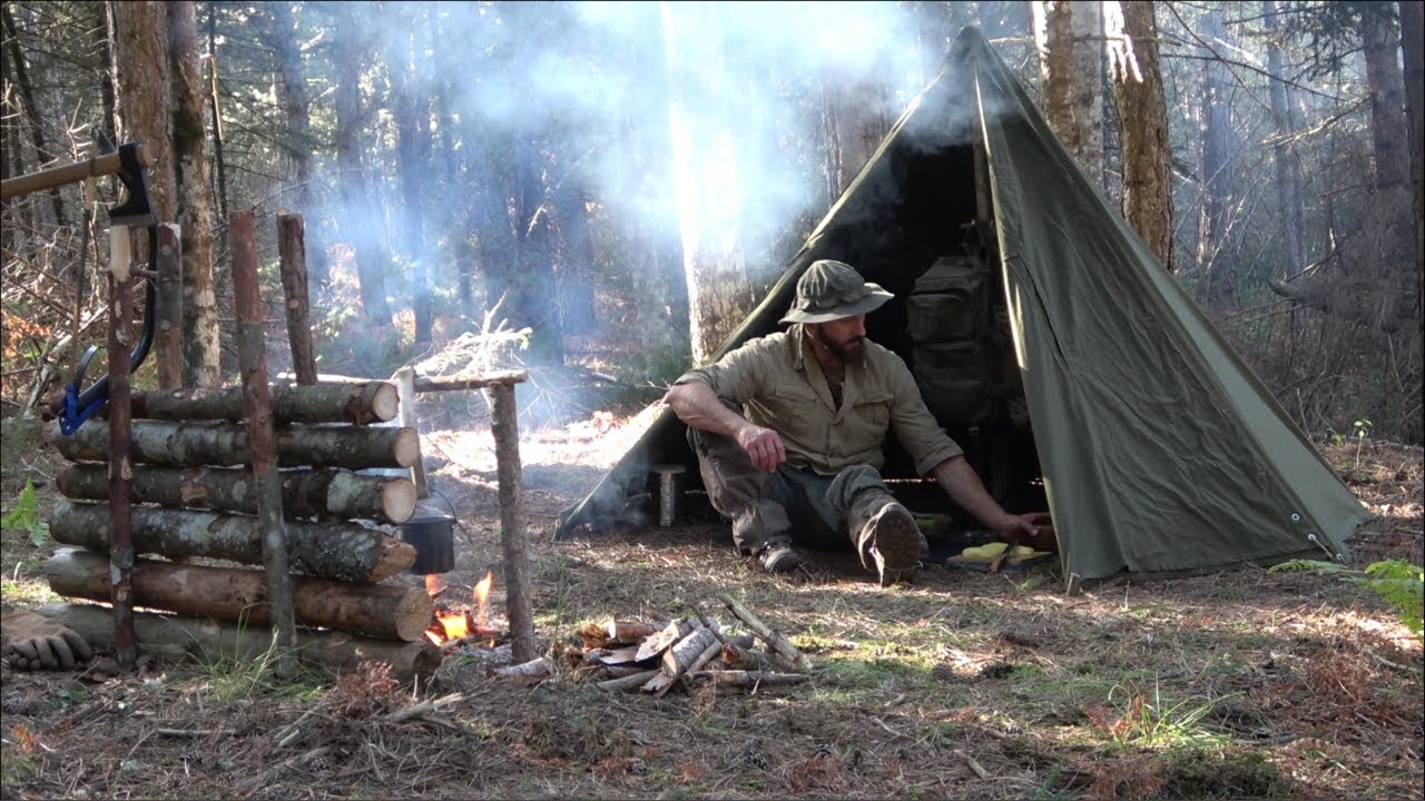 Bushcraft deep in the forest with my dog Bonny,Kanvas tent,Axe,Skills,I build adjustable pot hanger
