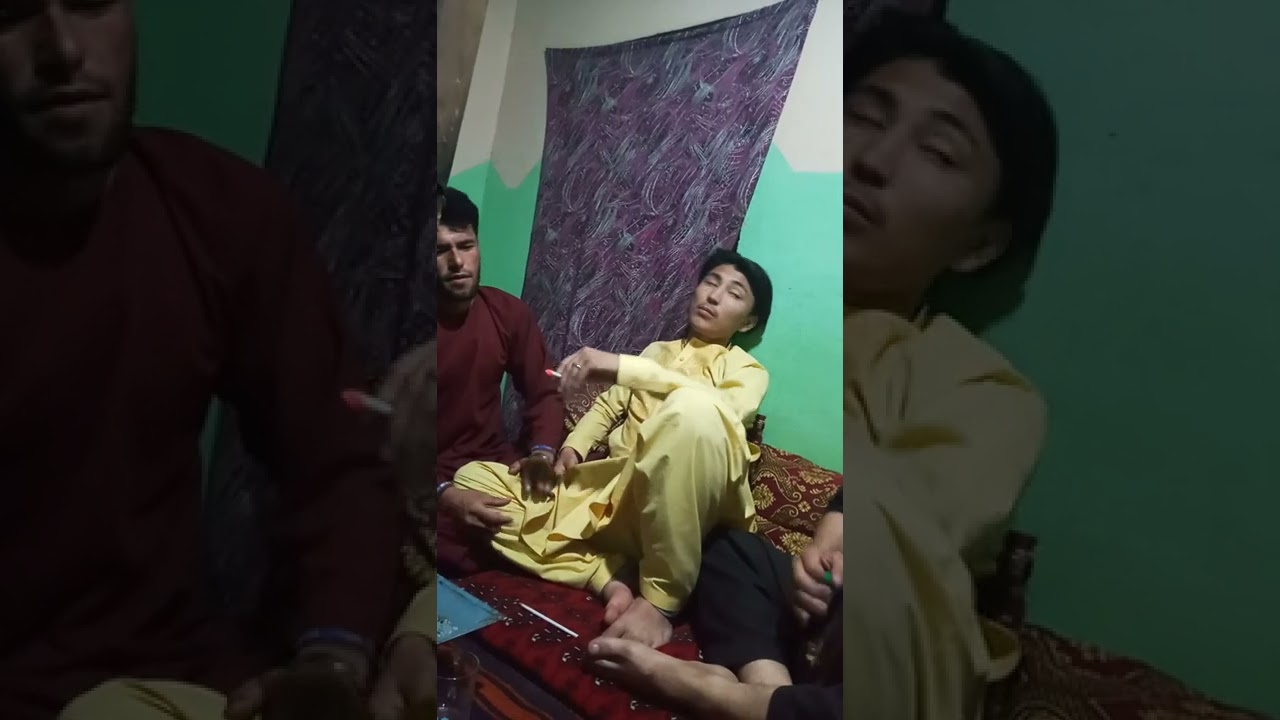 دمبوره خواندن حمایت اللّه طلایی همراه رفاقت اللّه طلایی