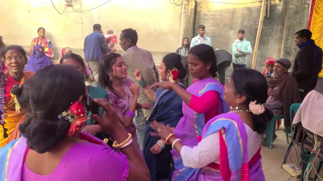 সাঁওতাল রাও সুন্দর নাচে 