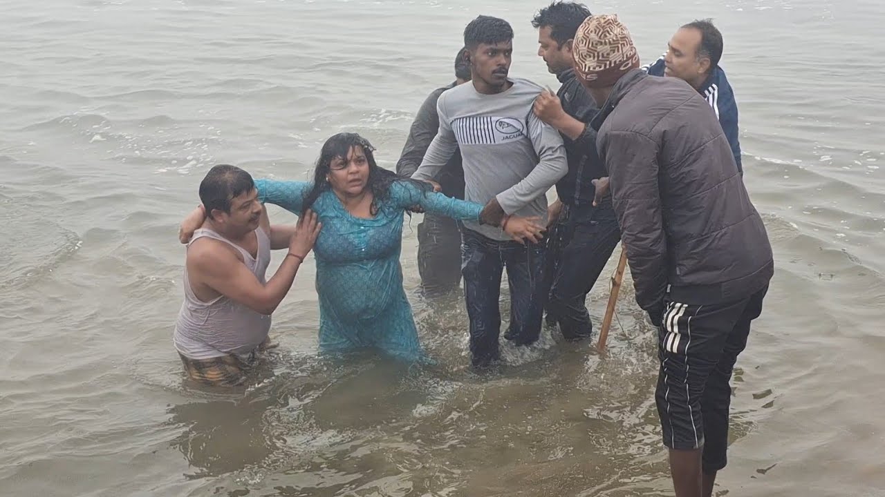 गाजीपुर के ददरी घाट पर गंगा स्नान के दौरान डूबने लगे पति पत्नी Live Video आया सामने
