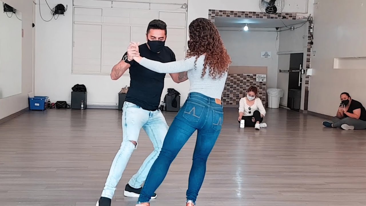 DANÇANDO FORRÓ AO SOM DE ALCEU VALENÇA