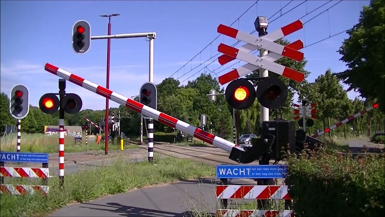 Spoorwegovergang Nieuwegein (Zuilenstein) // Dutch railroad crossing