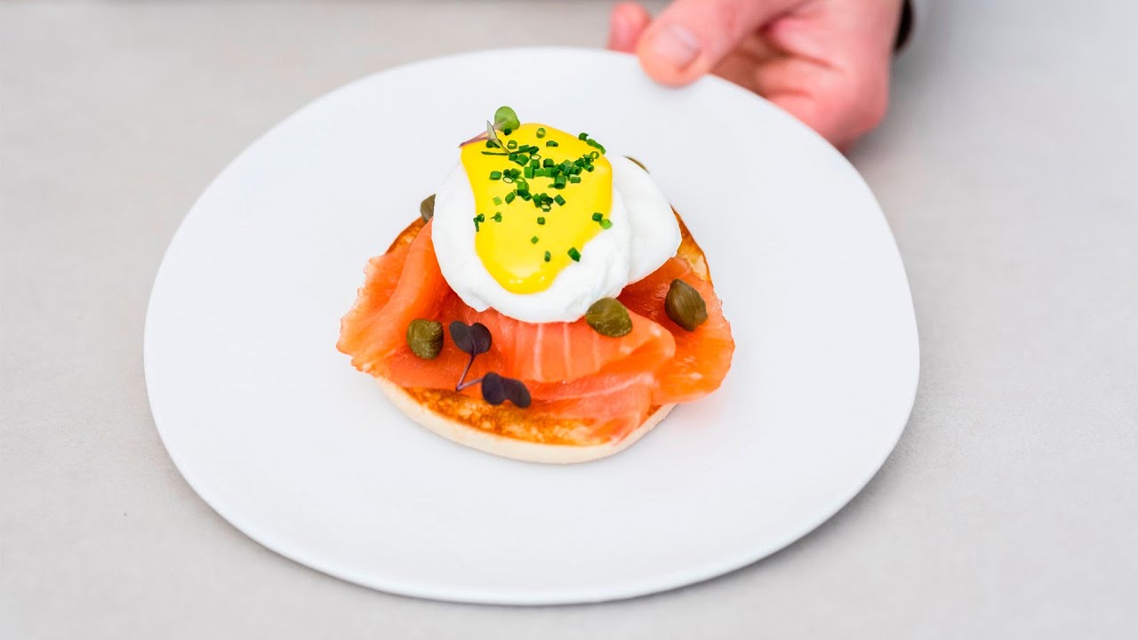 Receta de Huevos benedictinos con salmón ahumado y salsa holandesa