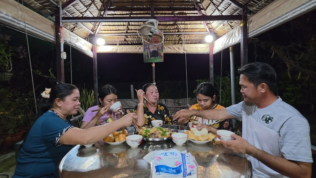 Món Bắp Giò Heo Nấu Cũng Bồi Dưỡng Tèo Và Gia Đình Trong Ngày Làm Xong Công Trình | TTVlog 