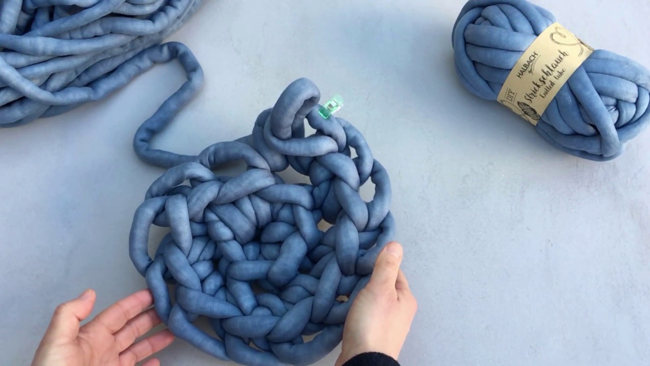 Fingerhäkeln: runder Teppich aus Strickschlauch