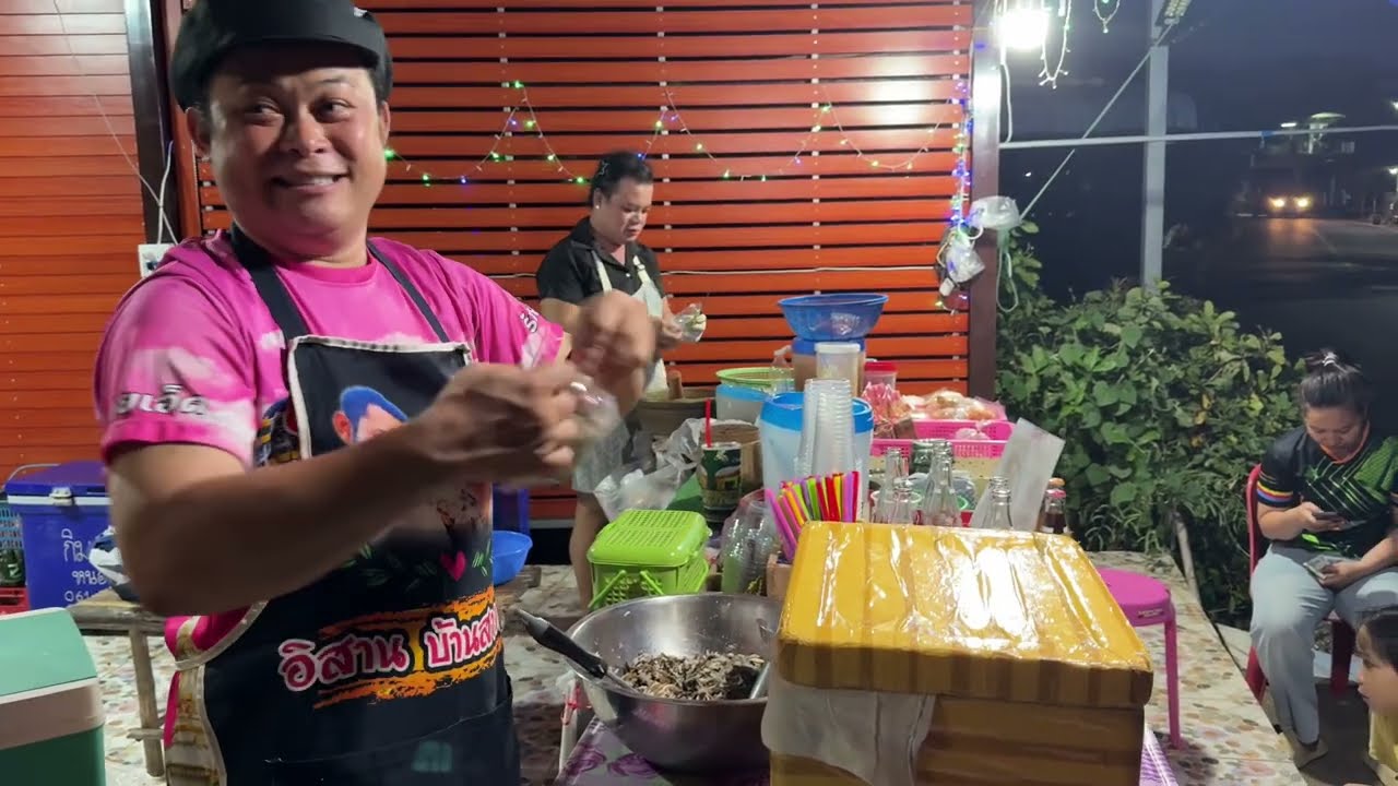 มาขายส้มเห็ดปลวกที่ร้านของพี่สาว ยังทำไม่เสร็จลูกค้าก็สั่งเกือบไม่พอขาย