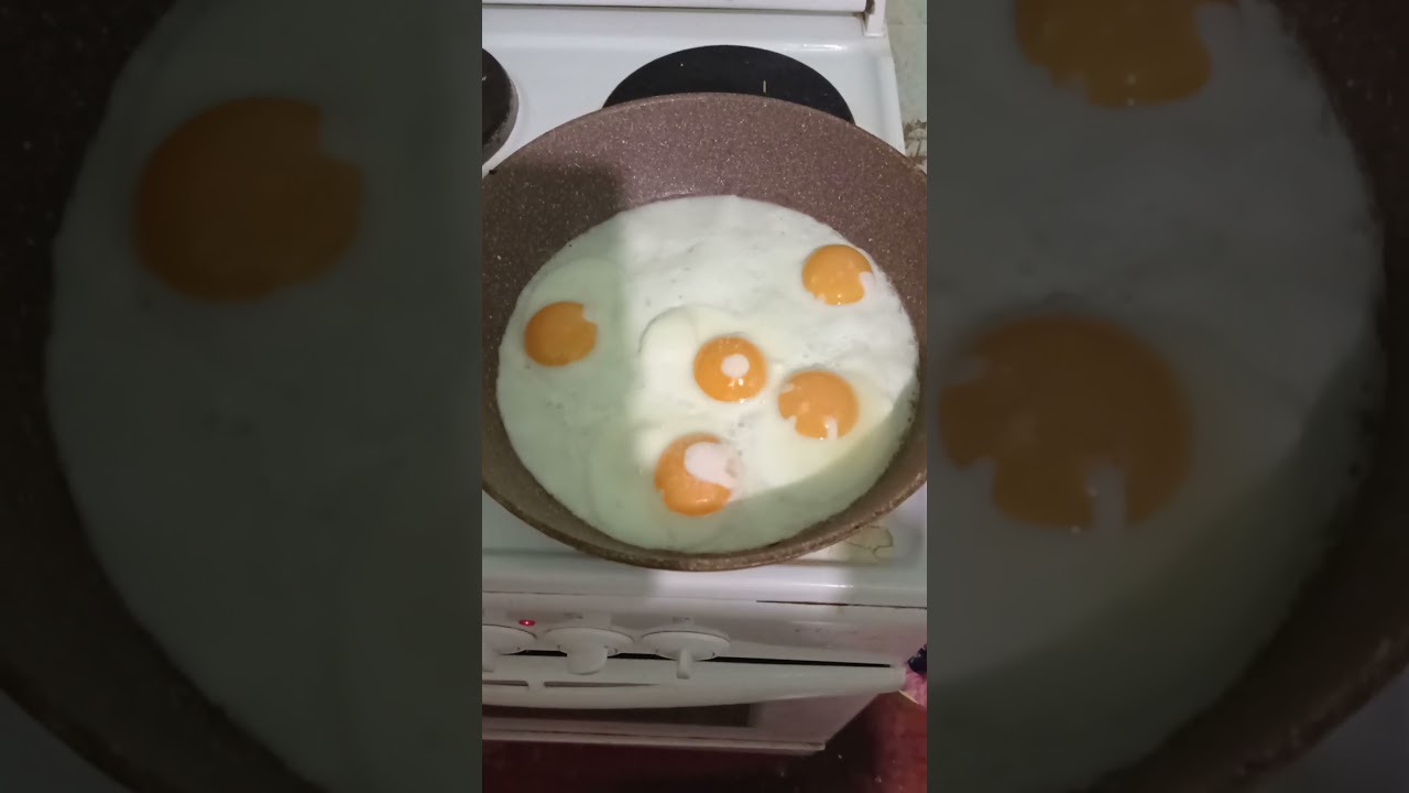 ЖАРЮ ЯИЧНИЦУ ГЛАЗУНЬЮ