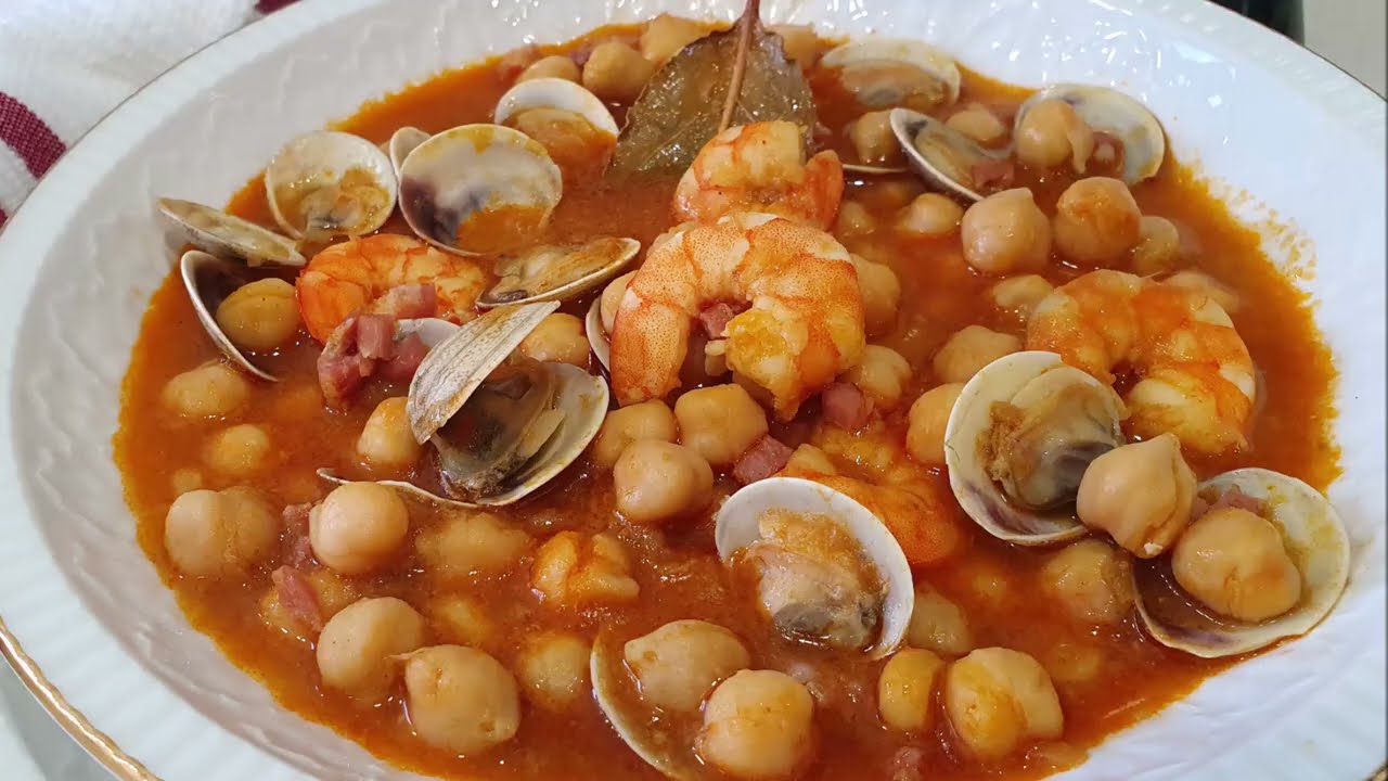 Guiso de garbanzos con langostinos y almejas