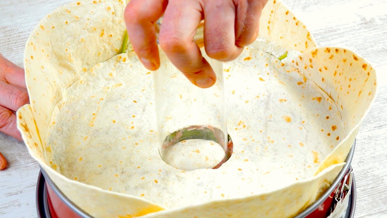 Pon las tortillas en un molde para hornear y hazles 6 agujeros