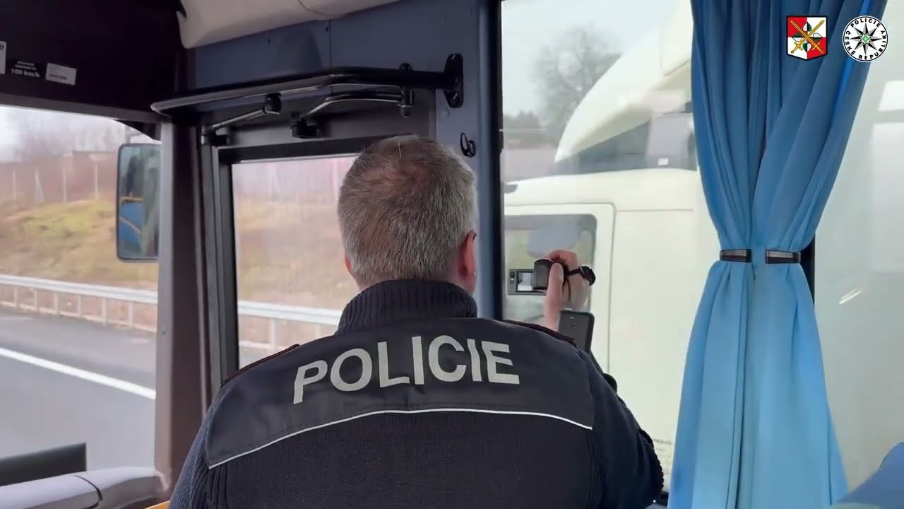 PŘESTUPY ŘIDIČŮ DOKUMENTOVALI POLICISTÉ ZE SLUŽEBNÍHO AUTOBUSU