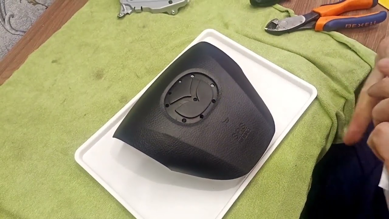 Замена эмблемы руля Mazda 3 bl.