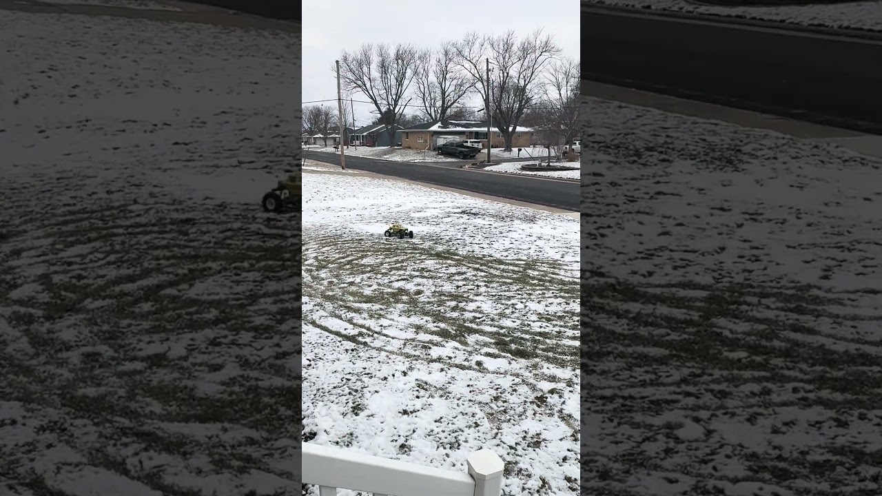 Losi lmt king slig turned gold digger! Snow play!! 