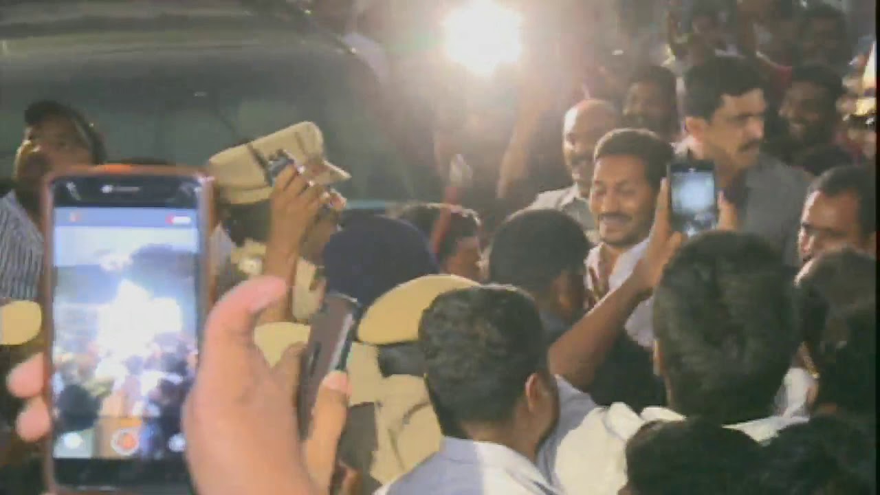 YSRCP Chief YS Jagan receives a grand welcome at Hyderabad Lotuspond residence - 25th May 19