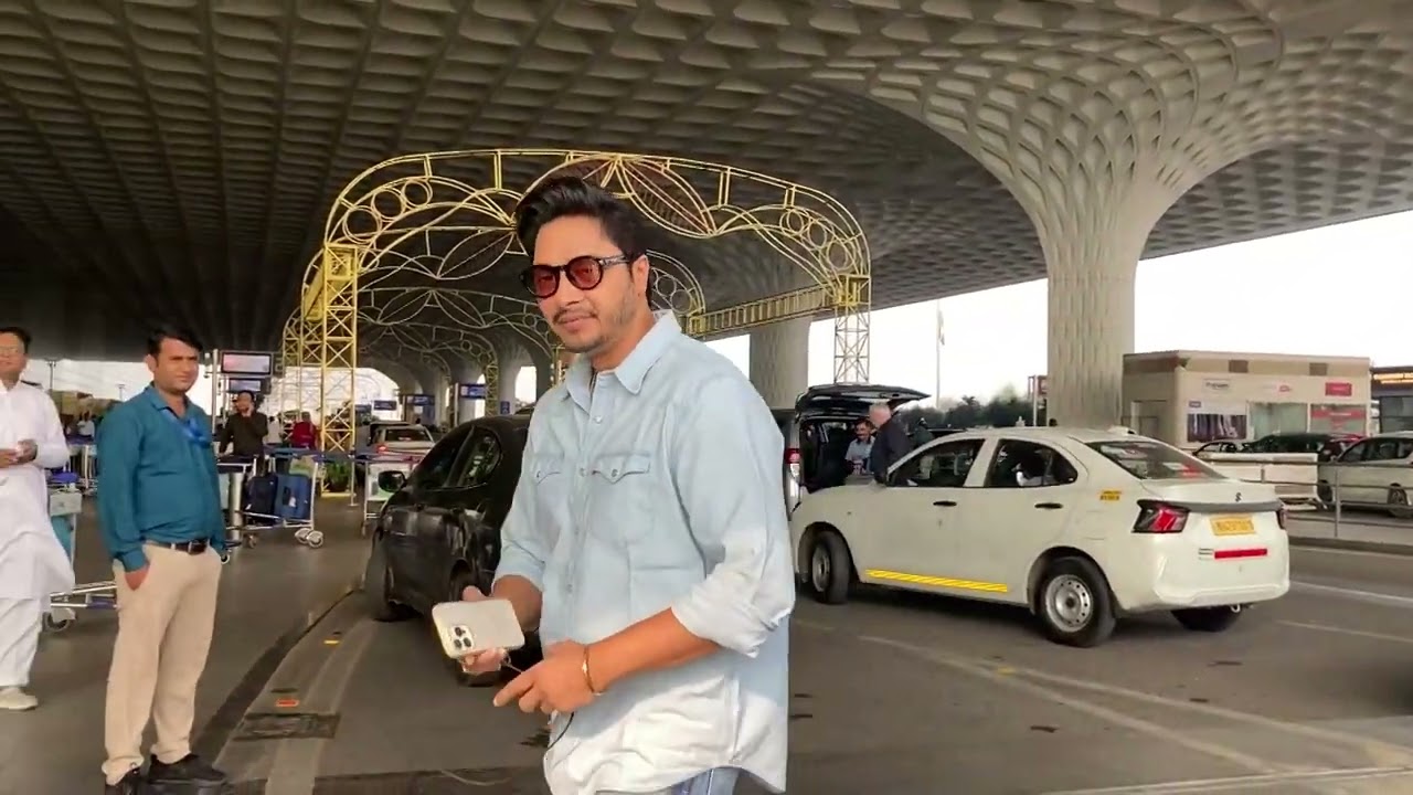 Mumbai: Shreyas Talpade spotted at airport in casual look, poses for paparazzi