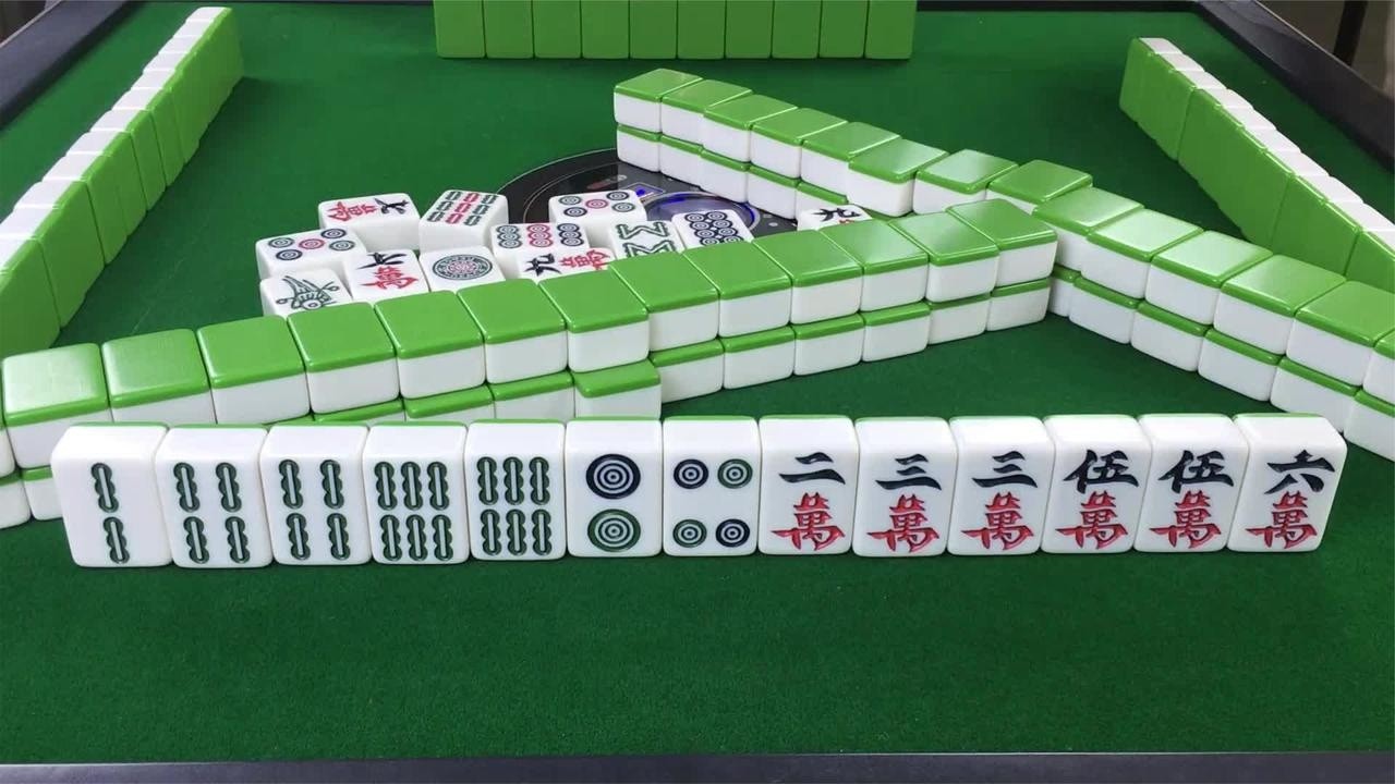 玩麻将需要牵制三家，这样才能达到胡牌几率最大化
