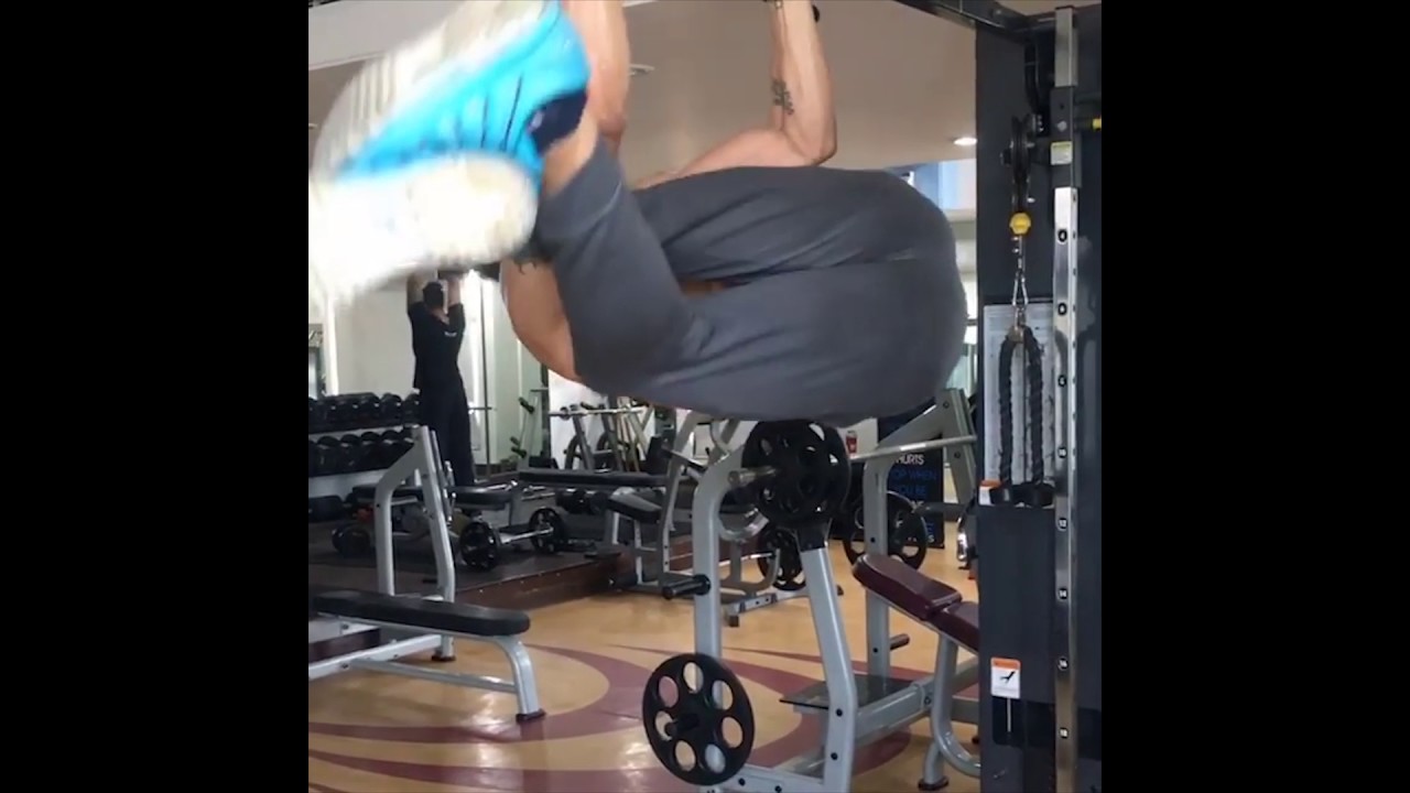 Hanging leg twist
