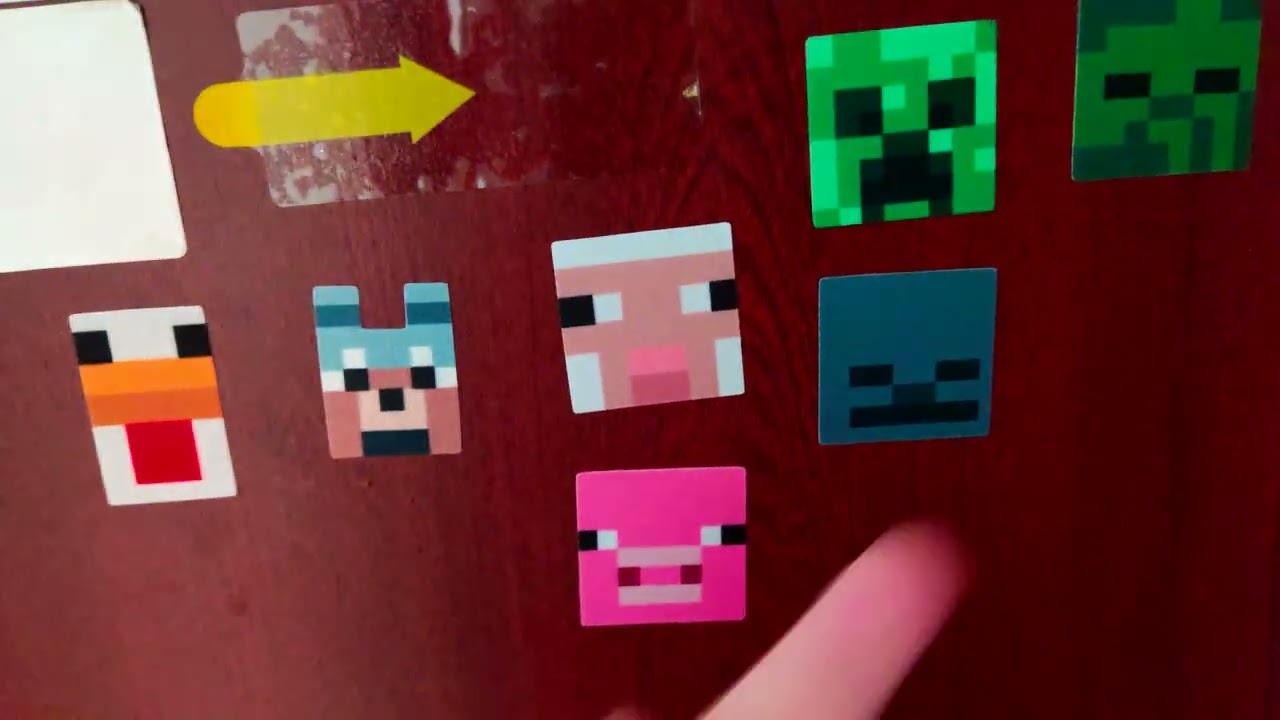 Lipesc stickerele cu Minecraft pe usa