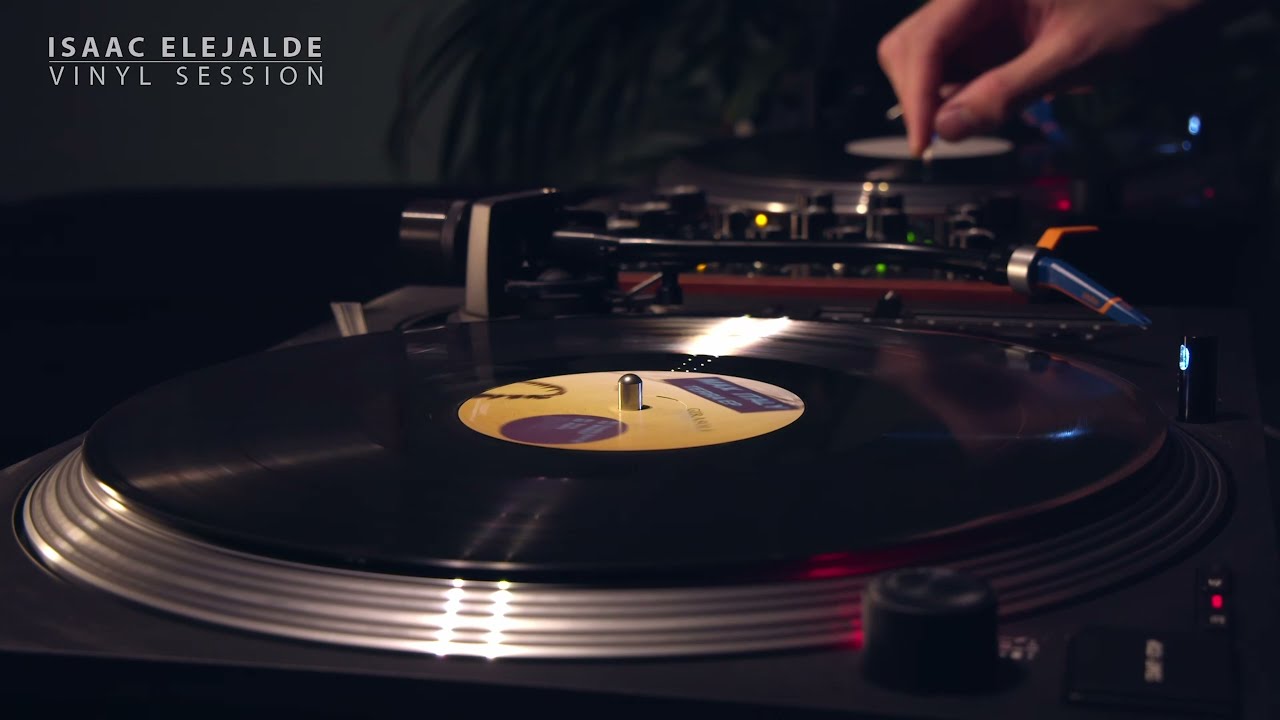 Mixing Minimal House Vinyl on Technics MK7 Turntables and Omnitronic TRM 203 MK3 Rotary Mixer