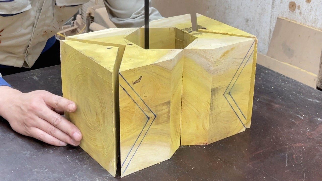 Amazing Crafted Wood Turning Art // The Craftsman's Exceptional Jigsaw Skills Create Masterpieces.