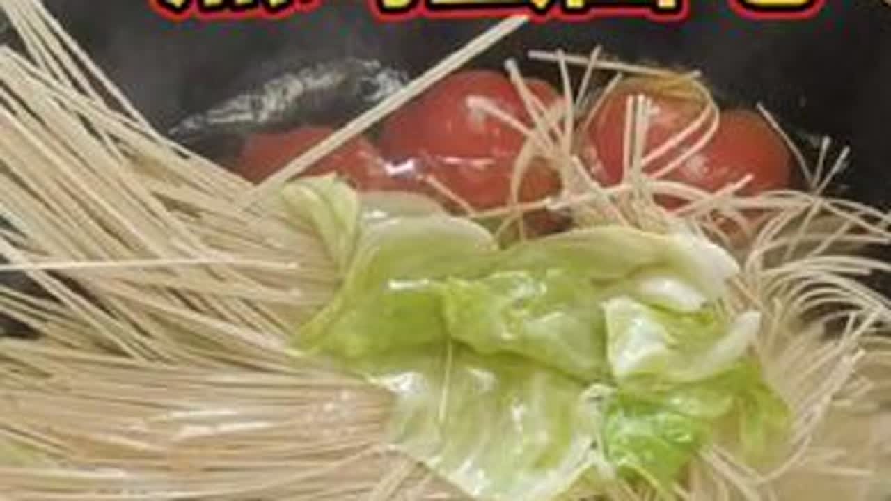 80夫妻记录生活，用2个西红柿熬汤煮面条，还吃6个荷包蛋 #记录真实生活 #做饭 #美食 #农村生活 #热门