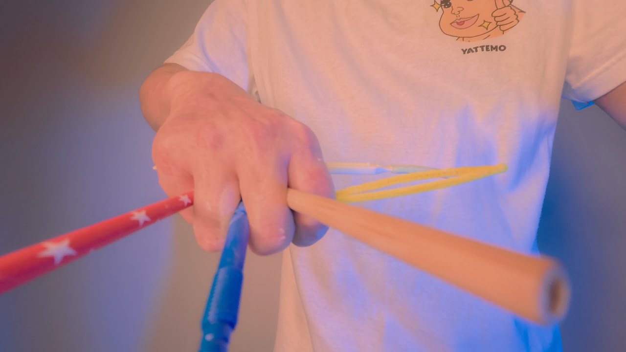 耳にベビーパウダーを付けて耳かきする動画