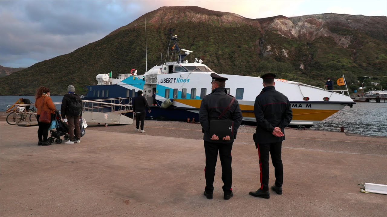 Nella zona rossa di Vulcano: le voci dei cittadini dell'isola