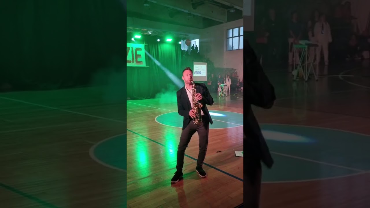 Corrado Sillitti infiamma il pubblico del Palacannizzaro di Caltanissetta con il suo Sax!