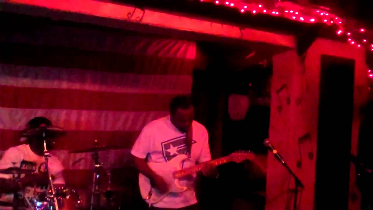 LIL WAYNE'S BAND PLAYS 