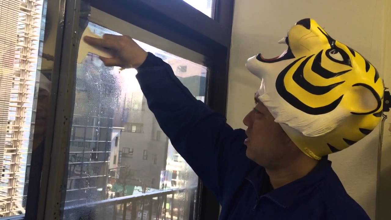 窓フィルム貼り方、短くカンタン説明で分かりやすく教えます！仮設住宅を助けたタイガーマスク
