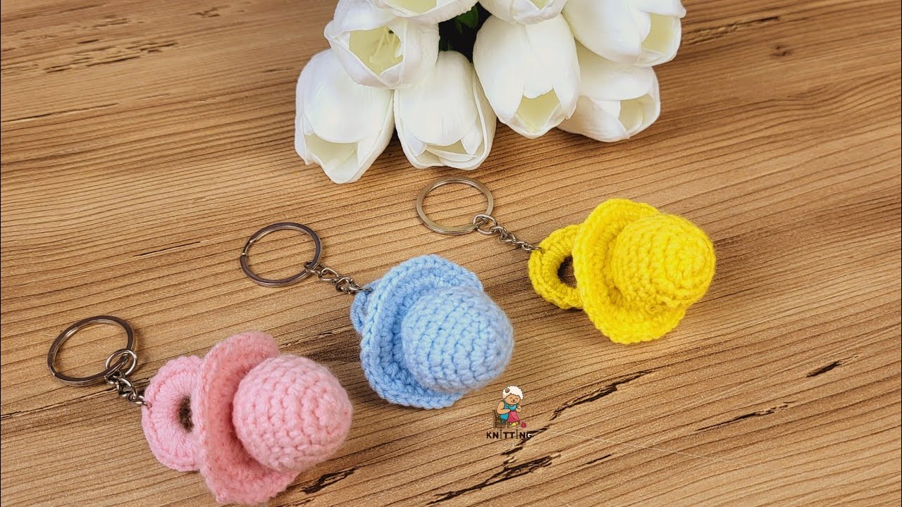 Crochet pacifier keychain is a great idea to give as a gift when your baby is born👩‍🍼