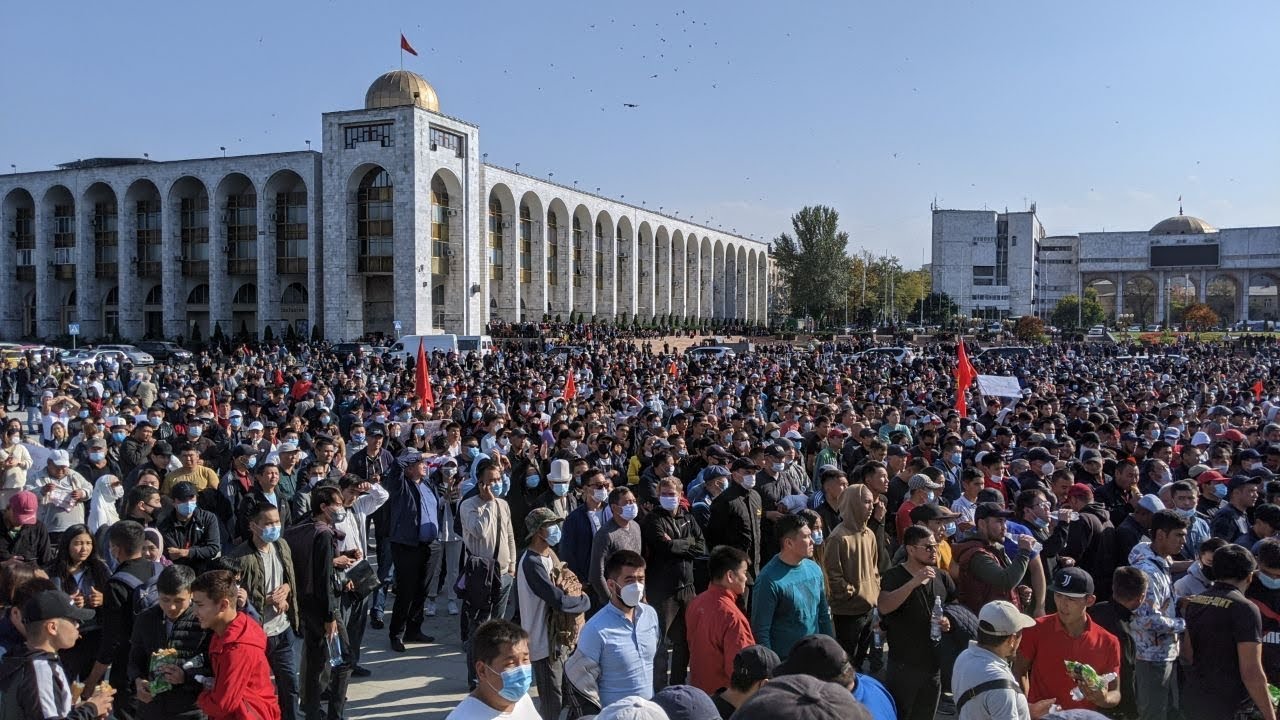 Qırğızstanda d&ouml;vlət binalarının hasarlarını s&ouml;k&uuml;rlər: 