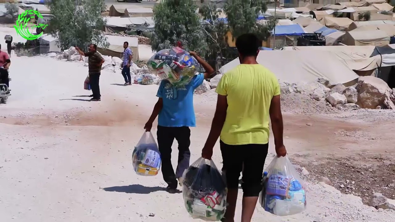 توزيع السلال الغذائية والصحية والتمر على أهلنا في مخيم مزن (2) في بلدة كللي ريف #ادلب