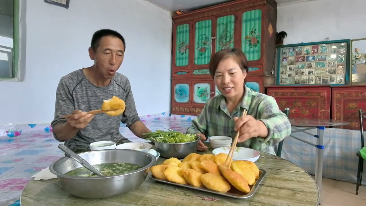 农村媳妇炸盆泡饼，金黄宣软贼啦香，一人造五六个吃饱有劲干农活 #乡村味道 #美食分享#记录真实生活